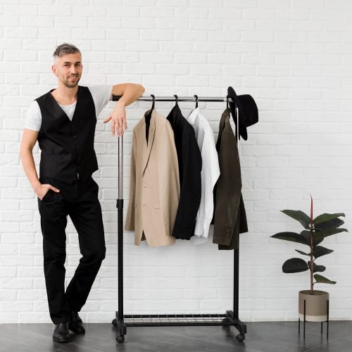 homem-elegante-rodeado-por-uma-decoracao-minimalista